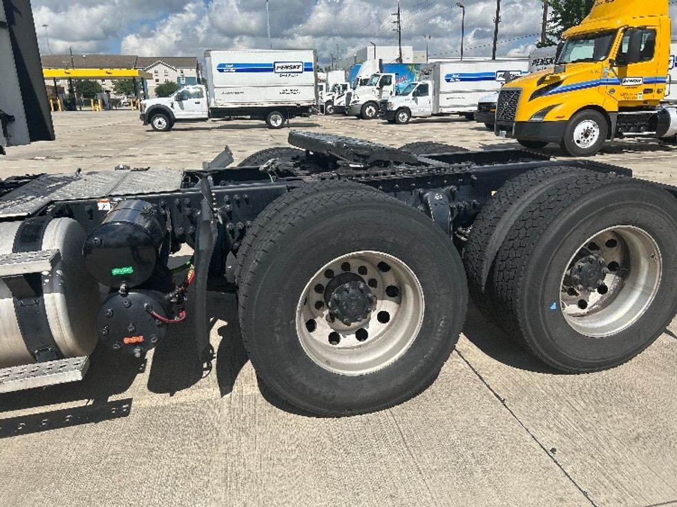 Day Cab Tractor-Heavy Duty Tractors-Freightliner-2019-Cascadia 12564ST-Houston-TX-587,823\n\t\tmiles-$ 31,750 - Image 17