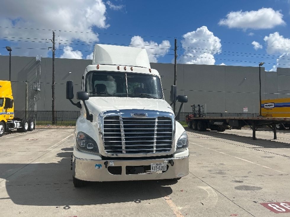 Day Cab Tractor-Heavy Duty Tractors-Freightliner-2019-Cascadia 12564ST-Houston-TX-587,823\n\t\tmiles-$ 31,750 - Image 2