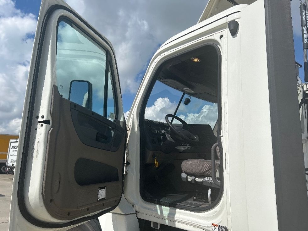Day Cab Tractor-Heavy Duty Tractors-Freightliner-2019-Cascadia 12564ST-Houston-TX-587,823\n\t\tmiles-$ 31,750 - Image 9
