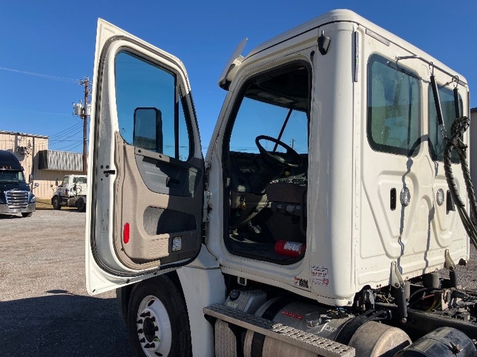 Day Cab Tractor-Heavy Duty Tractors-Freightliner-2019-Cascadia 12564ST-Hueytown-AL-524,129\n\t\tmiles-$ 31,750 - Image 10