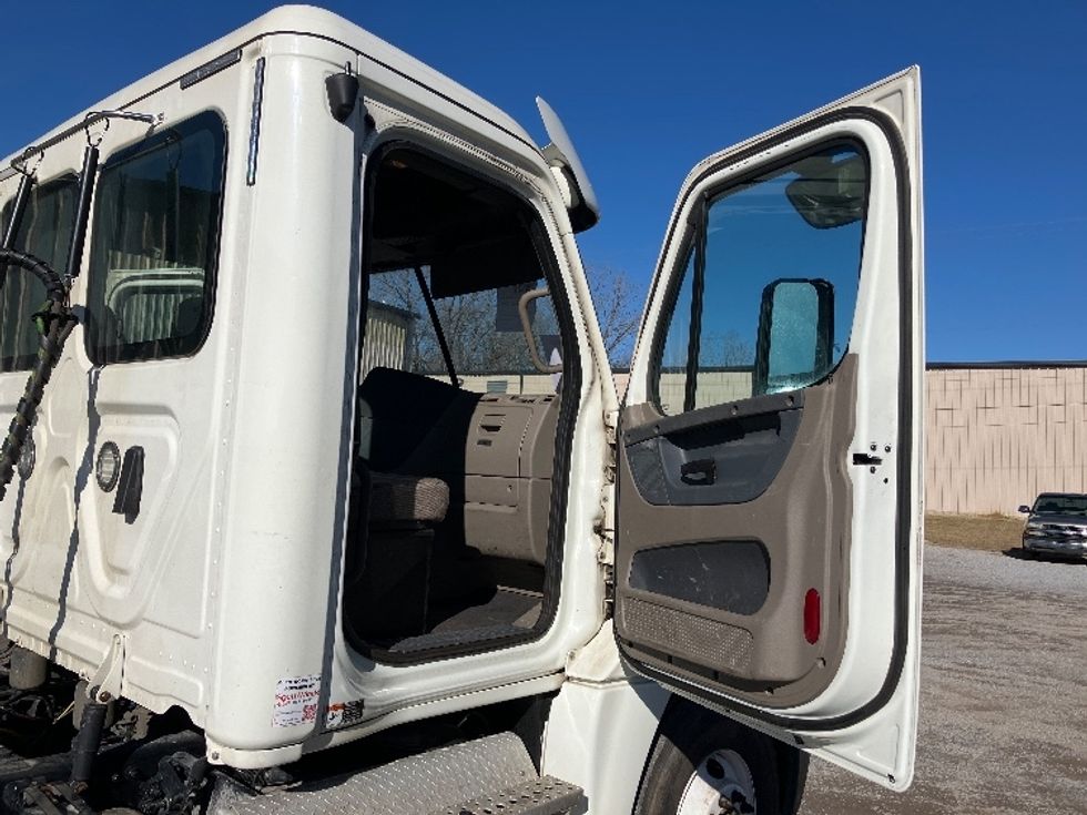 Day Cab Tractor-Heavy Duty Tractors-Freightliner-2019-Cascadia 12564ST-Hueytown-AL-524,129\n\t\tmiles-$ 31,750 - Image 12