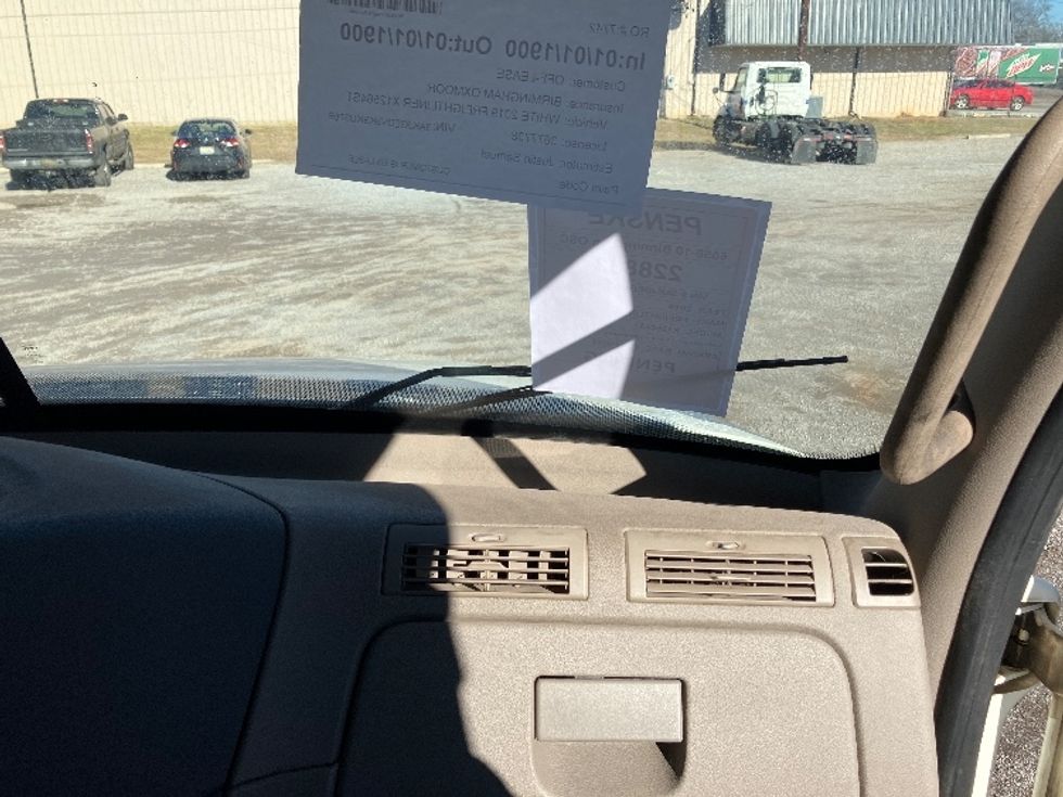 Day Cab Tractor-Heavy Duty Tractors-Freightliner-2019-Cascadia 12564ST-Hueytown-AL-524,129\n\t\tmiles-$ 31,750 - Image 13