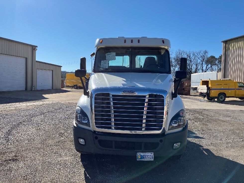 Day Cab Tractor-Heavy Duty Tractors-Freightliner-2019-Cascadia 12564ST-Hueytown-AL-524,129\n\t\tmiles-$ 31,750 - Image 2