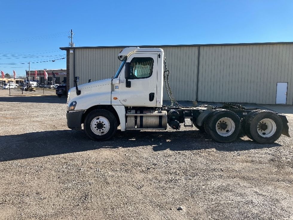 Day Cab Tractor-Heavy Duty Tractors-Freightliner-2019-Cascadia 12564ST-Hueytown-AL-524,129\n\t\tmiles-$ 31,750 - Image 4