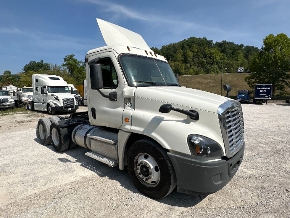 Day Cab Tractor-Heavy Duty Tractors-Freightliner-2019-Cascadia 12564ST-Huntington-WV-595,558\n\t\tmiles-$ 33,000 - Image 1