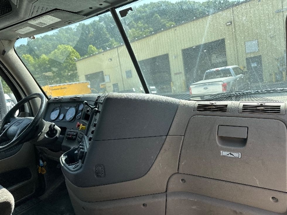 Day Cab Tractor-Heavy Duty Tractors-Freightliner-2019-Cascadia 12564ST-Huntington-WV-595,558\n\t\tmiles-$ 33,000 - Image 13