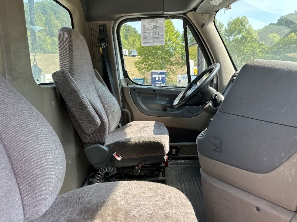 Day Cab Tractor-Heavy Duty Tractors-Freightliner-2019-Cascadia 12564ST-Huntington-WV-595,558\n\t\tmiles-$ 33,000 - Image 14