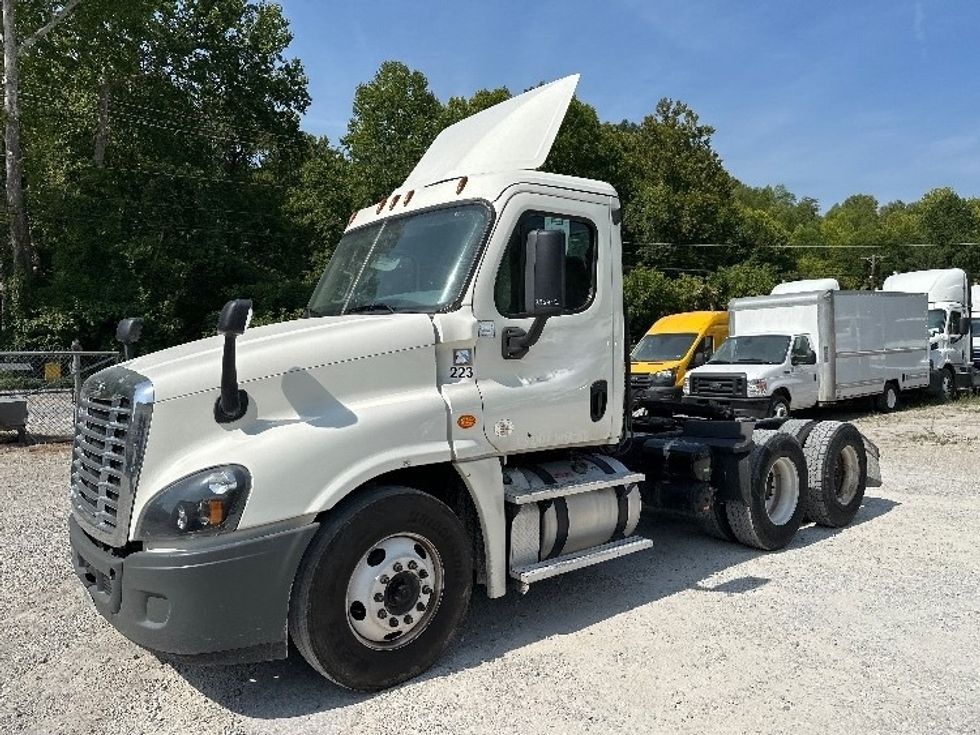 Day Cab Tractor-Heavy Duty Tractors-Freightliner-2019-Cascadia 12564ST-Huntington-WV-595,558\n\t\tmiles-$ 33,000 - Image 3