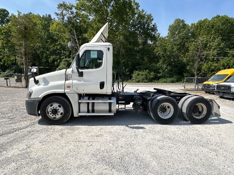 Day Cab Tractor-Heavy Duty Tractors-Freightliner-2019-Cascadia 12564ST-Huntington-WV-595,558\n\t\tmiles-$ 33,000 - Image 4