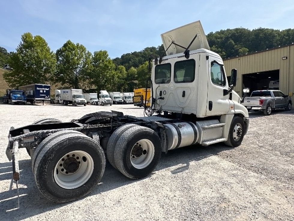 Day Cab Tractor-Heavy Duty Tractors-Freightliner-2019-Cascadia 12564ST-Huntington-WV-595,558\n\t\tmiles-$ 33,000 - Image 7