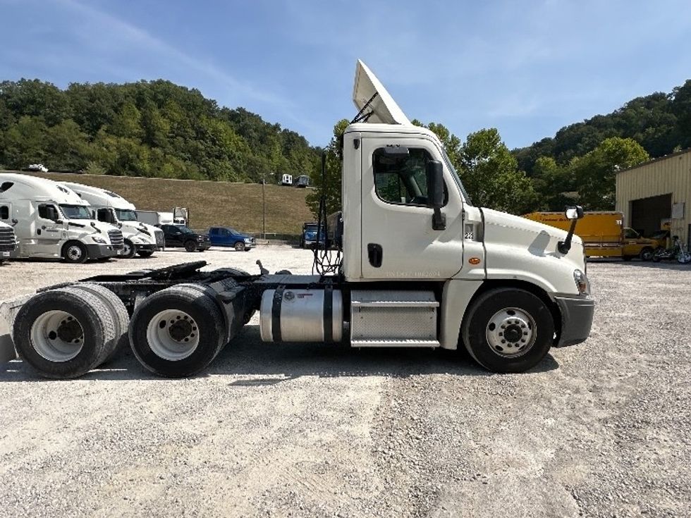 Day Cab Tractor-Heavy Duty Tractors-Freightliner-2019-Cascadia 12564ST-Huntington-WV-595,558\n\t\tmiles-$ 33,000 - Image 8