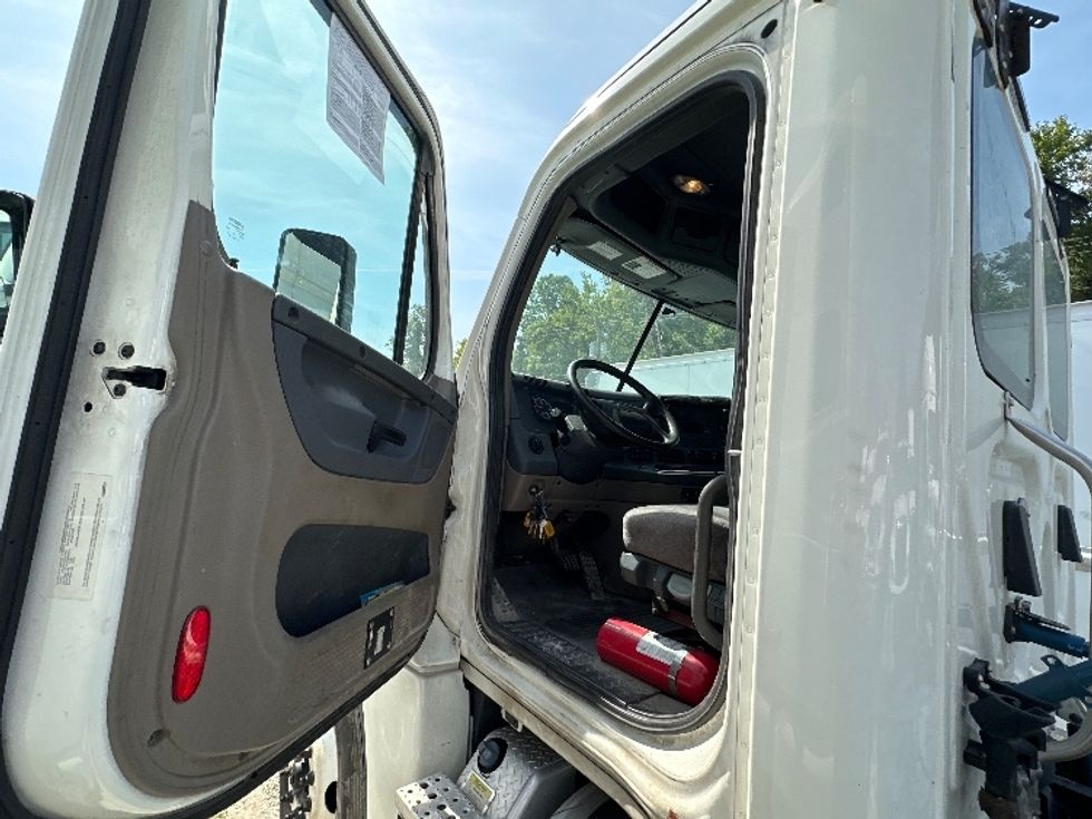 Day Cab Tractor-Heavy Duty Tractors-Freightliner-2019-Cascadia 12564ST-Huntington-WV-595,558\n\t\tmiles-$ 33,000 - Image 9