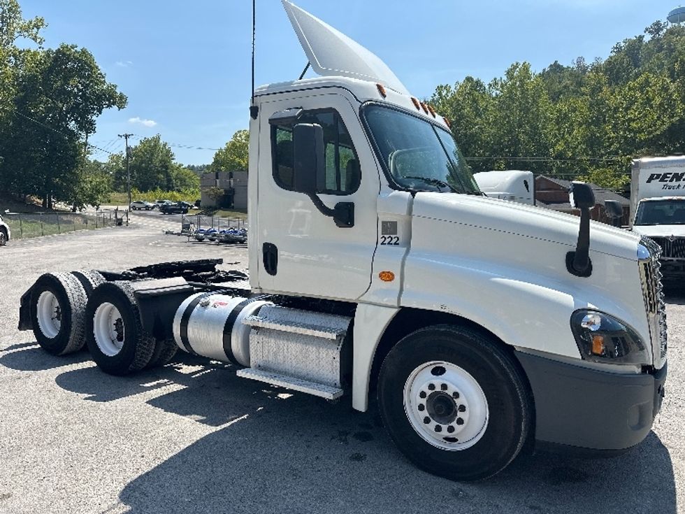Day Cab Tractor-Heavy Duty Tractors-Freightliner-2019-Cascadia 12564ST-Huntington-WV-612,989\n\t\tmiles-$ 31,000 - Image 1