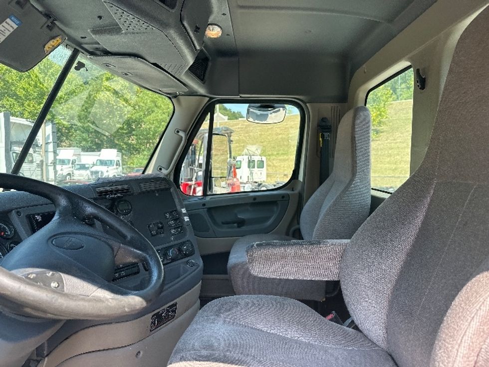 Day Cab Tractor-Heavy Duty Tractors-Freightliner-2019-Cascadia 12564ST-Huntington-WV-612,989\n\t\tmiles-$ 31,000 - Image 10