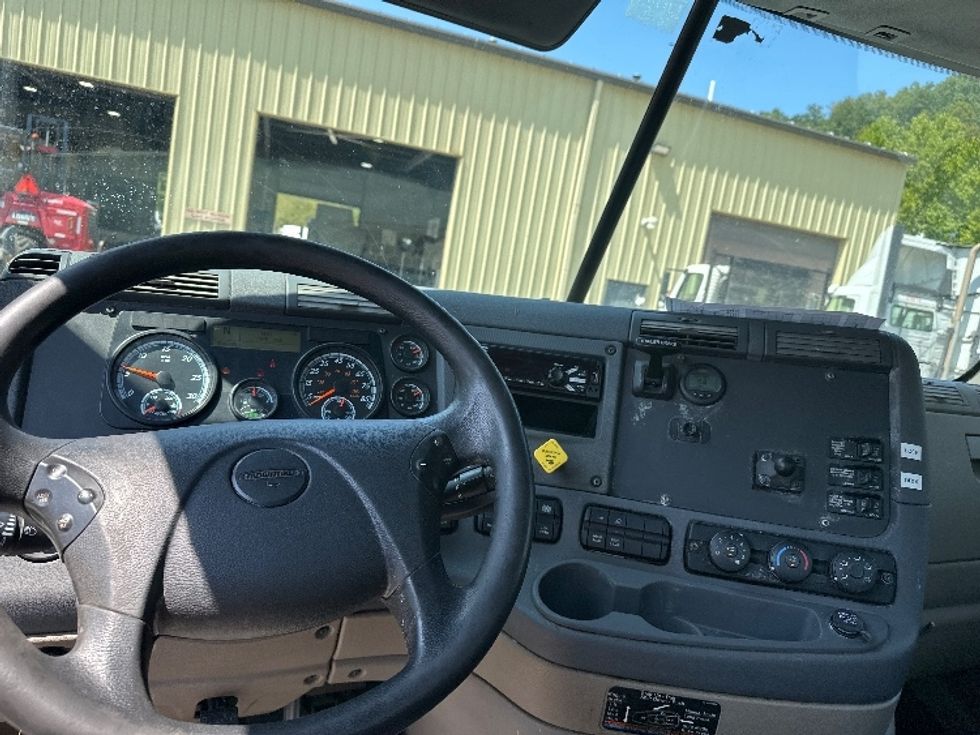 Day Cab Tractor-Heavy Duty Tractors-Freightliner-2019-Cascadia 12564ST-Huntington-WV-612,989\n\t\tmiles-$ 31,000 - Image 11