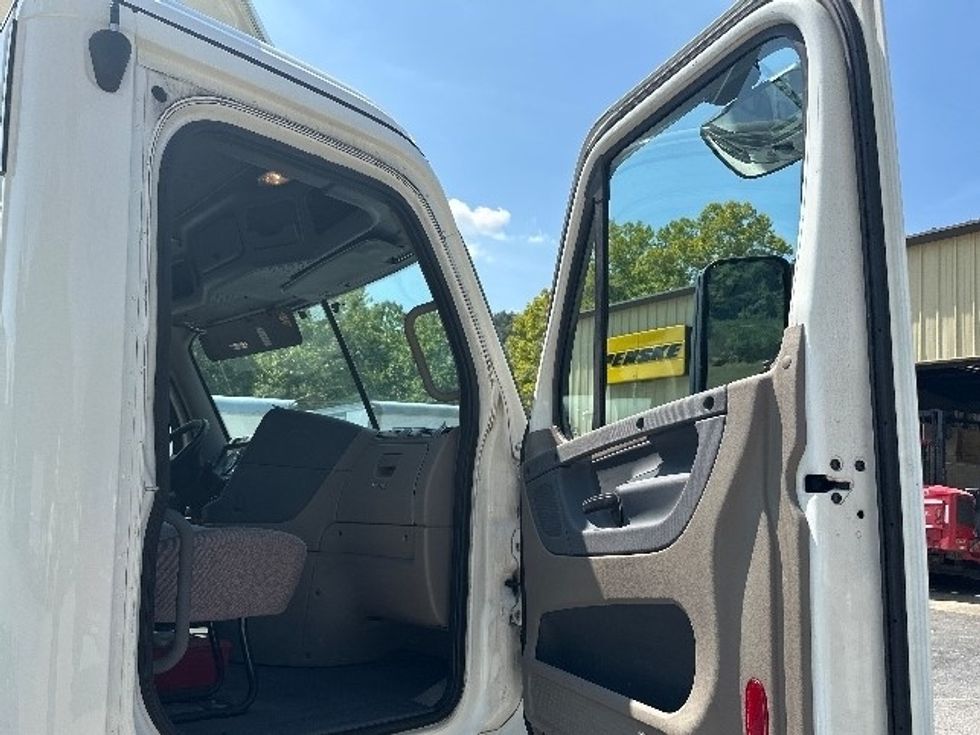 Day Cab Tractor-Heavy Duty Tractors-Freightliner-2019-Cascadia 12564ST-Huntington-WV-612,989\n\t\tmiles-$ 31,000 - Image 12