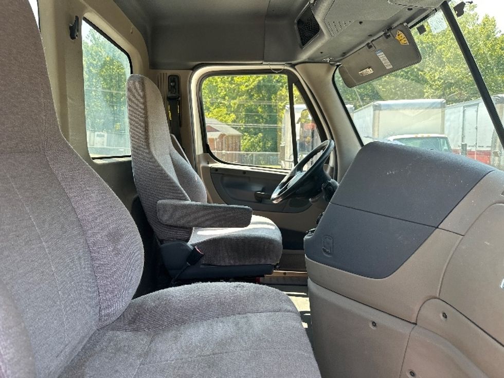 Day Cab Tractor-Heavy Duty Tractors-Freightliner-2019-Cascadia 12564ST-Huntington-WV-612,989\n\t\tmiles-$ 31,000 - Image 14