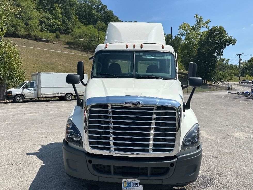 Day Cab Tractor-Heavy Duty Tractors-Freightliner-2019-Cascadia 12564ST-Huntington-WV-612,989\n\t\tmiles-$ 31,000 - Image 2
