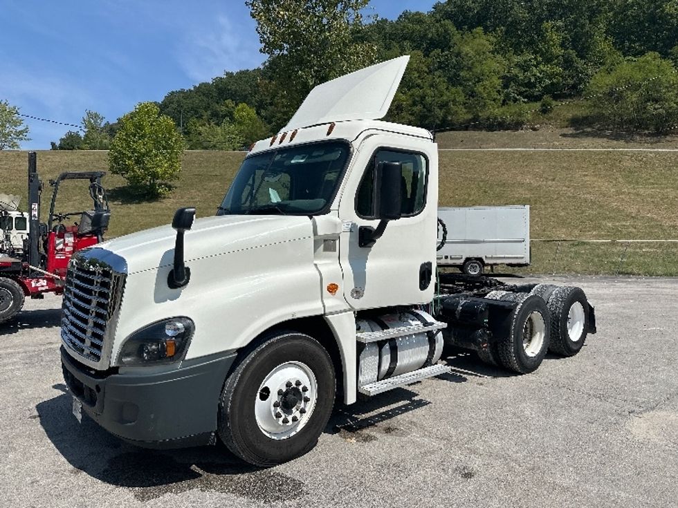Day Cab Tractor-Heavy Duty Tractors-Freightliner-2019-Cascadia 12564ST-Huntington-WV-612,989\n\t\tmiles-$ 31,000 - Image 3