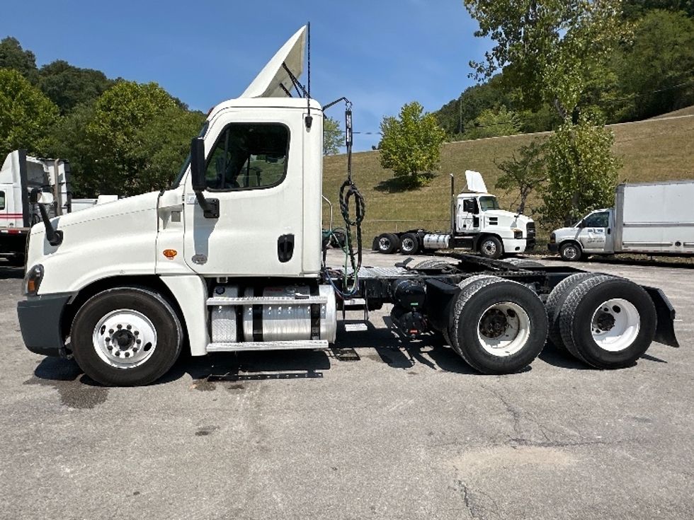 Day Cab Tractor-Heavy Duty Tractors-Freightliner-2019-Cascadia 12564ST-Huntington-WV-612,989\n\t\tmiles-$ 31,000 - Image 4