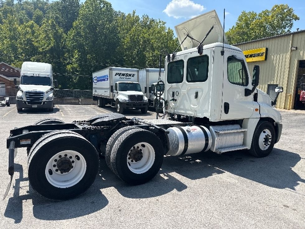 Day Cab Tractor-Heavy Duty Tractors-Freightliner-2019-Cascadia 12564ST-Huntington-WV-612,989\n\t\tmiles-$ 31,000 - Image 7