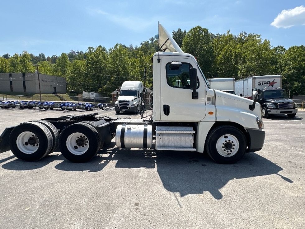 Day Cab Tractor-Heavy Duty Tractors-Freightliner-2019-Cascadia 12564ST-Huntington-WV-612,989\n\t\tmiles-$ 31,000 - Image 8