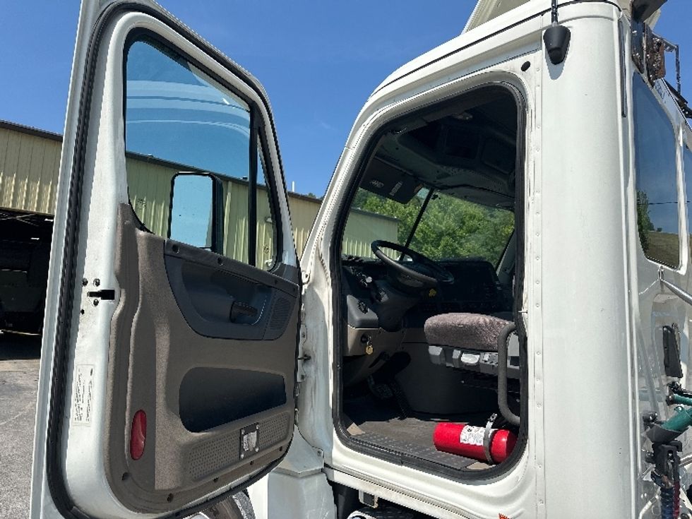 Day Cab Tractor-Heavy Duty Tractors-Freightliner-2019-Cascadia 12564ST-Huntington-WV-612,989\n\t\tmiles-$ 31,000 - Image 9