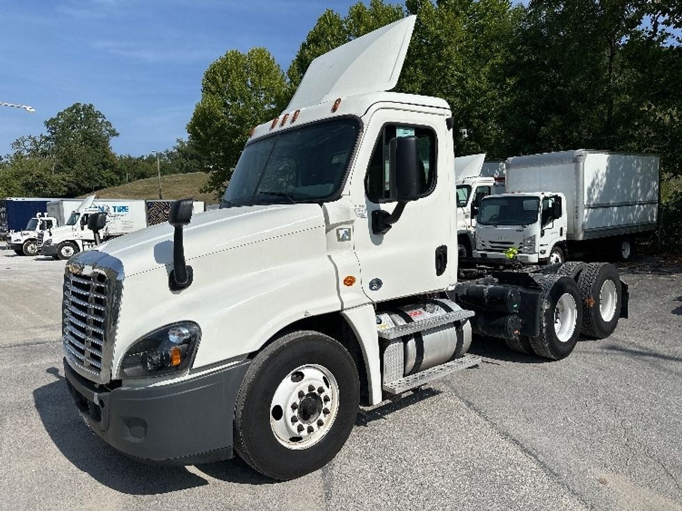 Day Cab Tractor-Heavy Duty Tractors-Freightliner-2019-Cascadia 12564ST-Huntington-WV-614,010\n\t\tmiles-$ 30,750 - Image 1