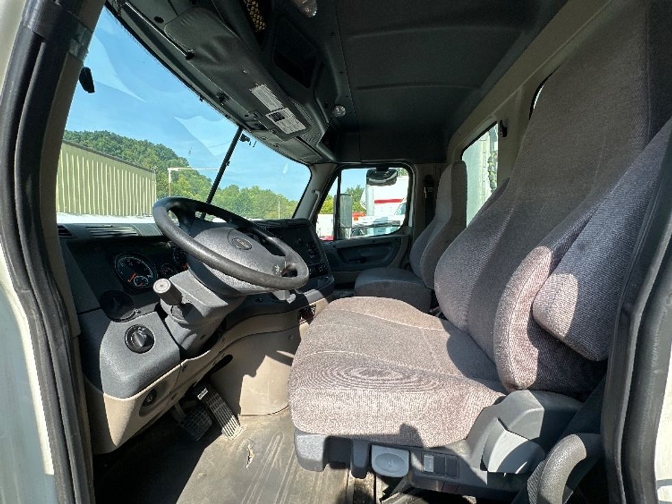 Day Cab Tractor-Heavy Duty Tractors-Freightliner-2019-Cascadia 12564ST-Huntington-WV-614,010\n\t\tmiles-$ 30,750 - Image 10