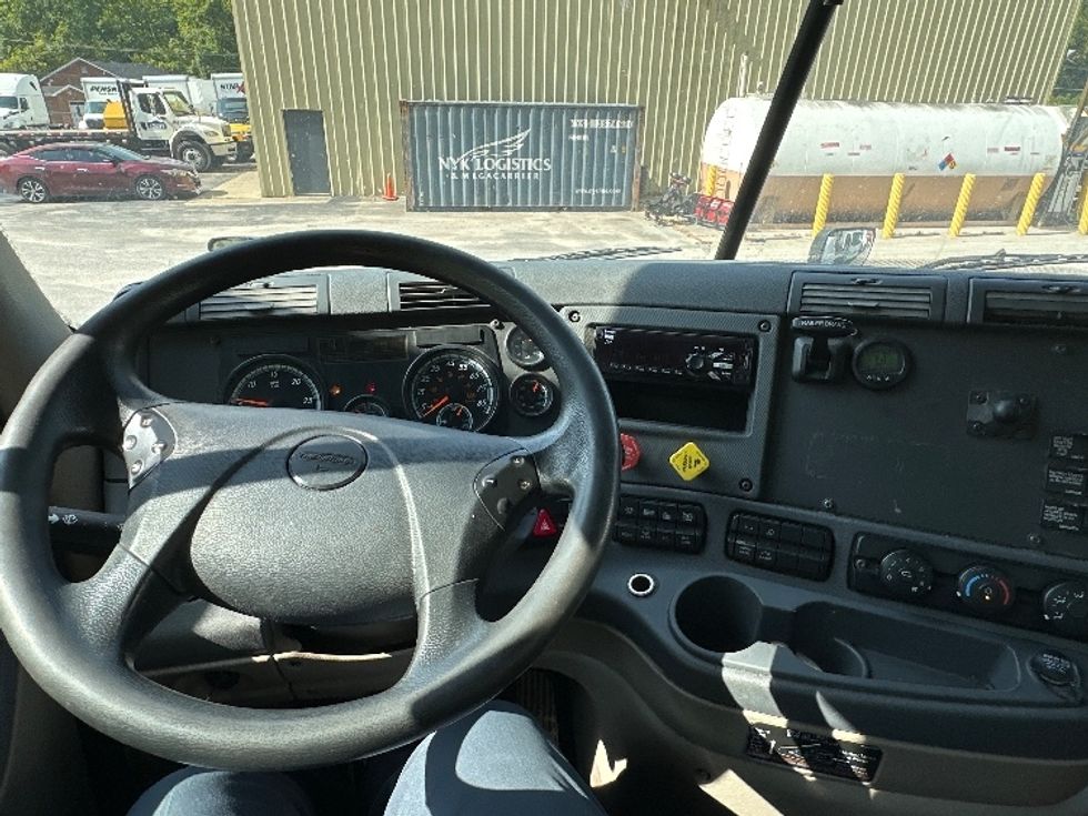 Day Cab Tractor-Heavy Duty Tractors-Freightliner-2019-Cascadia 12564ST-Huntington-WV-614,010\n\t\tmiles-$ 30,750 - Image 11