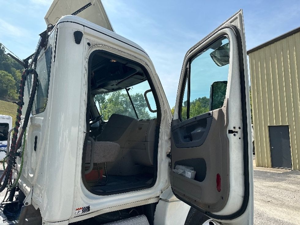 Day Cab Tractor-Heavy Duty Tractors-Freightliner-2019-Cascadia 12564ST-Huntington-WV-614,010\n\t\tmiles-$ 30,750 - Image 12