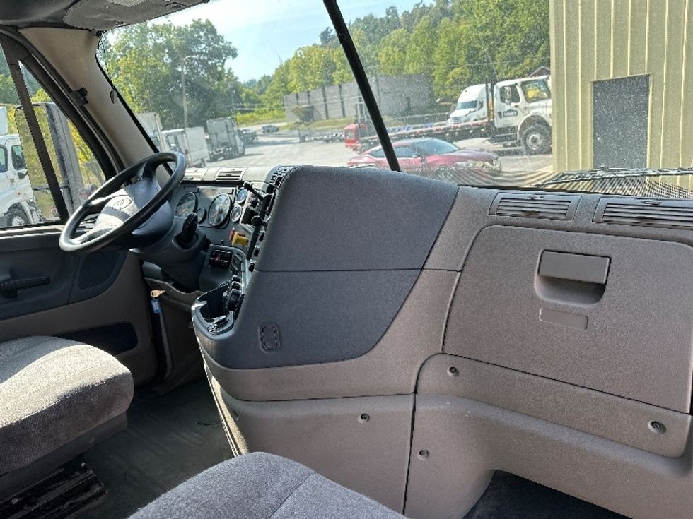 Day Cab Tractor-Heavy Duty Tractors-Freightliner-2019-Cascadia 12564ST-Huntington-WV-614,010\n\t\tmiles-$ 30,750 - Image 13