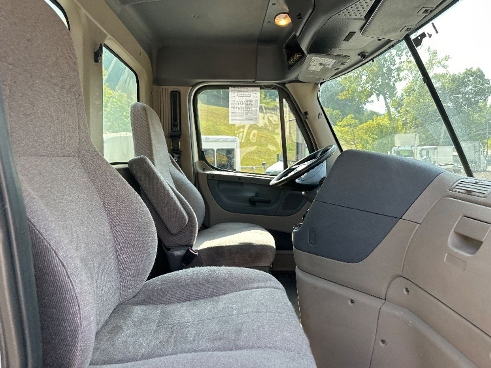 Day Cab Tractor-Heavy Duty Tractors-Freightliner-2019-Cascadia 12564ST-Huntington-WV-614,010\n\t\tmiles-$ 30,750 - Image 14