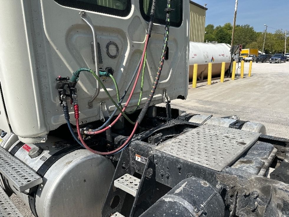 Day Cab Tractor-Heavy Duty Tractors-Freightliner-2019-Cascadia 12564ST-Huntington-WV-614,010\n\t\tmiles-$ 30,750 - Image 17