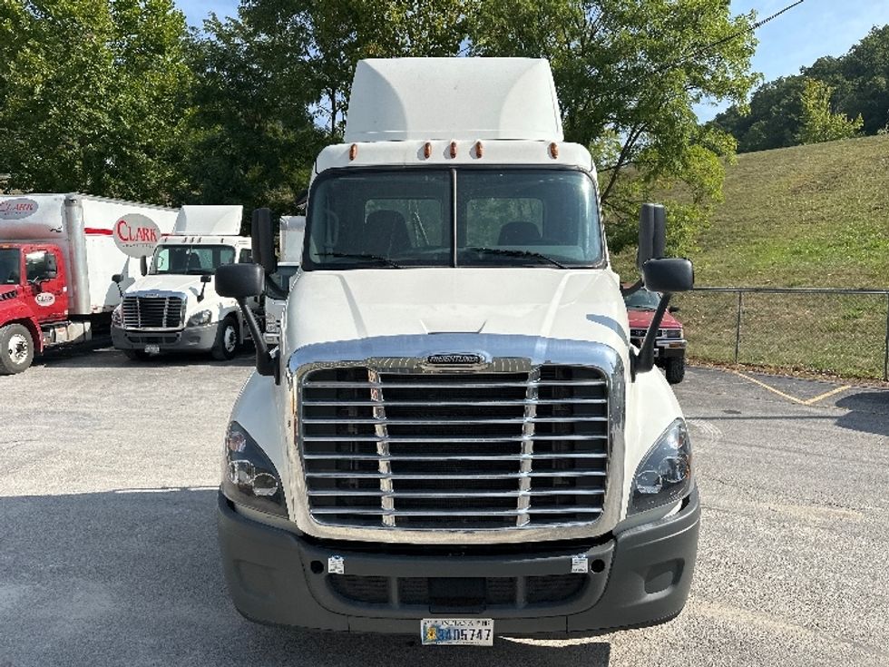 Day Cab Tractor-Heavy Duty Tractors-Freightliner-2019-Cascadia 12564ST-Huntington-WV-614,010\n\t\tmiles-$ 30,750 - Image 2