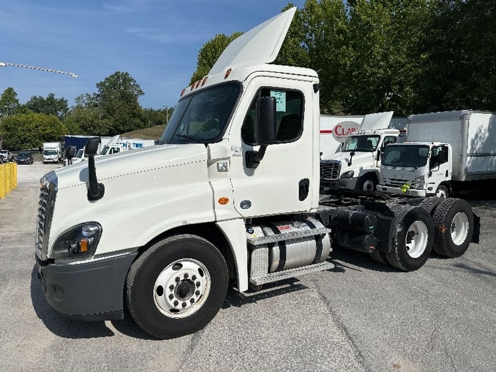 Day Cab Tractor-Heavy Duty Tractors-Freightliner-2019-Cascadia 12564ST-Huntington-WV-614,010\n\t\tmiles-$ 30,750 - Image 3