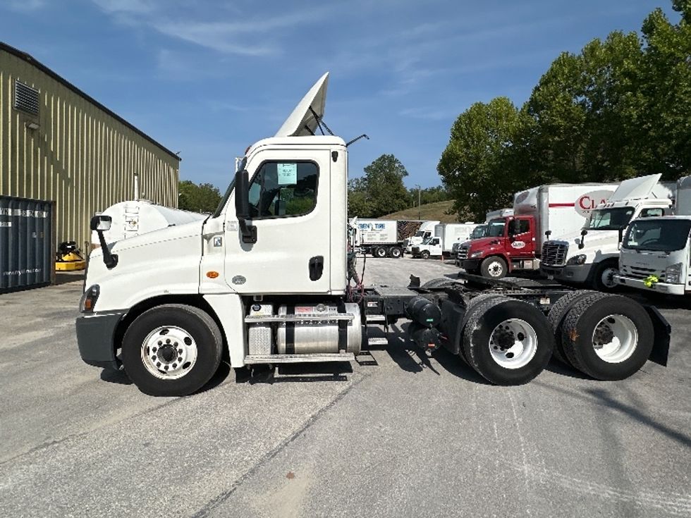 Day Cab Tractor-Heavy Duty Tractors-Freightliner-2019-Cascadia 12564ST-Huntington-WV-614,010\n\t\tmiles-$ 30,750 - Image 4