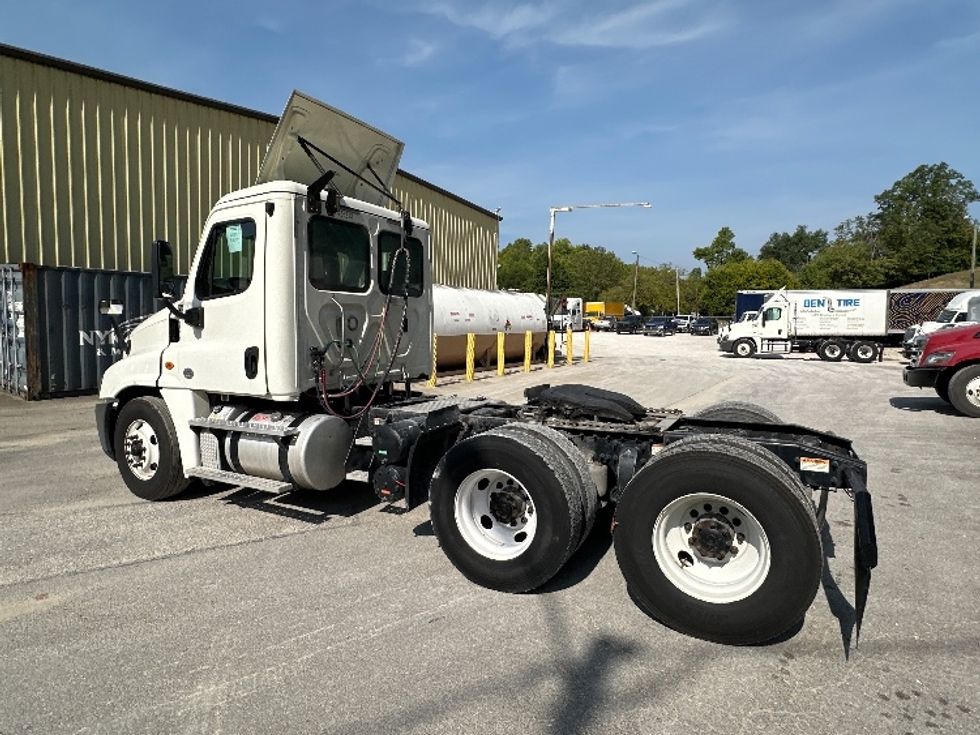 Day Cab Tractor-Heavy Duty Tractors-Freightliner-2019-Cascadia 12564ST-Huntington-WV-614,010\n\t\tmiles-$ 30,750 - Image 5