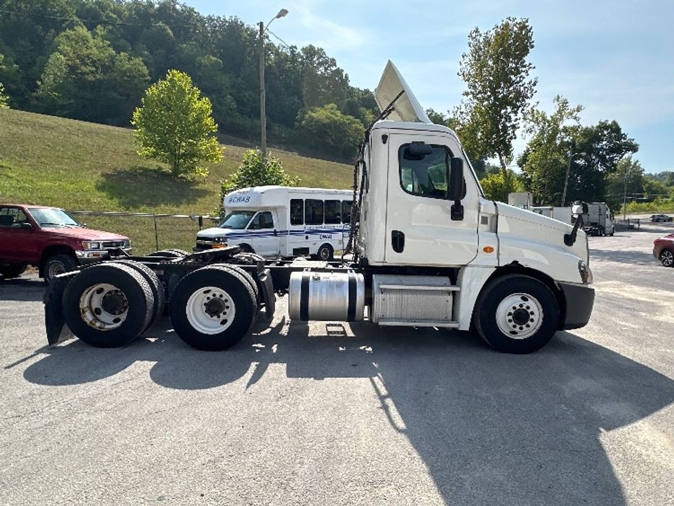 Day Cab Tractor-Heavy Duty Tractors-Freightliner-2019-Cascadia 12564ST-Huntington-WV-614,010\n\t\tmiles-$ 30,750 - Image 8