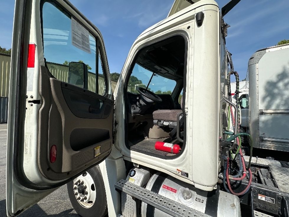 Day Cab Tractor-Heavy Duty Tractors-Freightliner-2019-Cascadia 12564ST-Huntington-WV-614,010\n\t\tmiles-$ 30,750 - Image 9