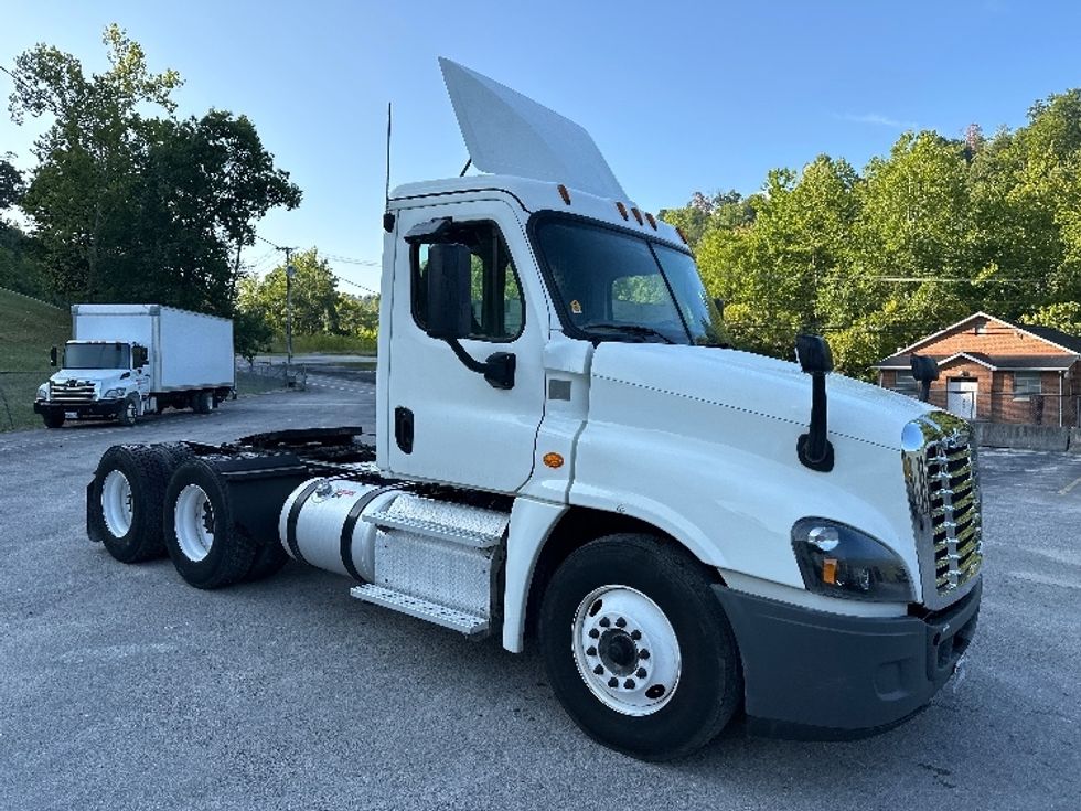 Day Cab Tractor-Heavy Duty Tractors-Freightliner-2019-Cascadia 12564ST-Huntington-WV-616,165\n\t\tmiles-$ 31,500 - Image 1