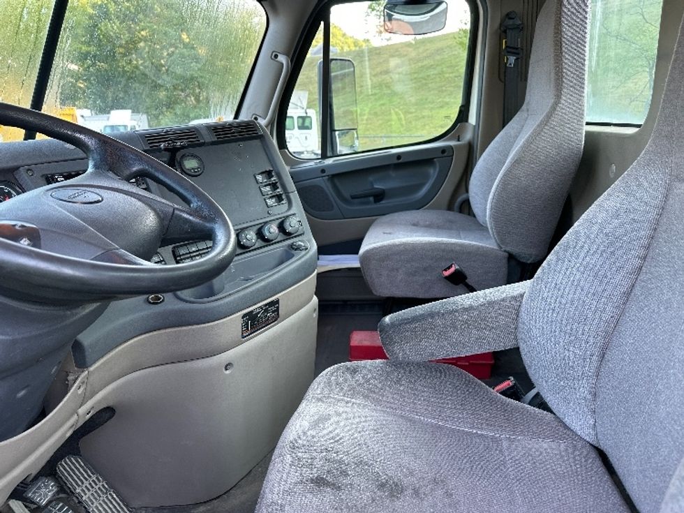 Day Cab Tractor-Heavy Duty Tractors-Freightliner-2019-Cascadia 12564ST-Huntington-WV-616,165\n\t\tmiles-$ 31,500 - Image 10