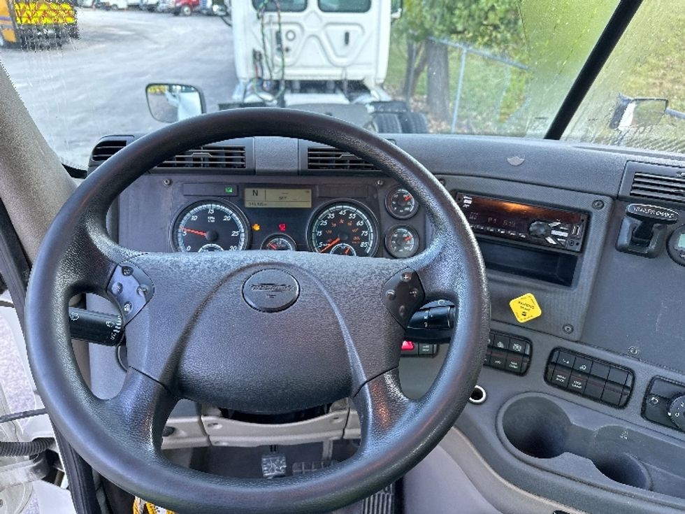 Day Cab Tractor-Heavy Duty Tractors-Freightliner-2019-Cascadia 12564ST-Huntington-WV-616,165\n\t\tmiles-$ 31,500 - Image 11