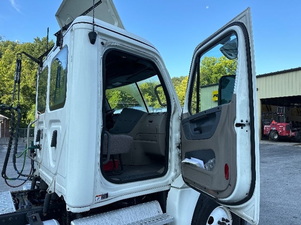 Day Cab Tractor-Heavy Duty Tractors-Freightliner-2019-Cascadia 12564ST-Huntington-WV-616,165\n\t\tmiles-$ 31,500 - Image 12