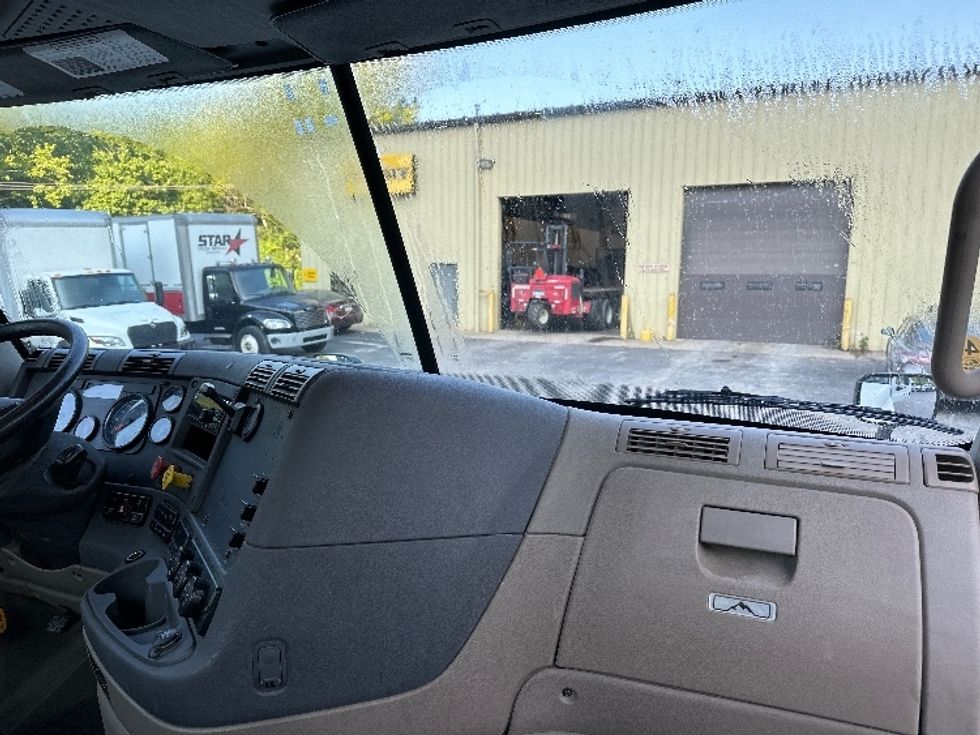 Day Cab Tractor-Heavy Duty Tractors-Freightliner-2019-Cascadia 12564ST-Huntington-WV-616,165\n\t\tmiles-$ 31,500 - Image 13