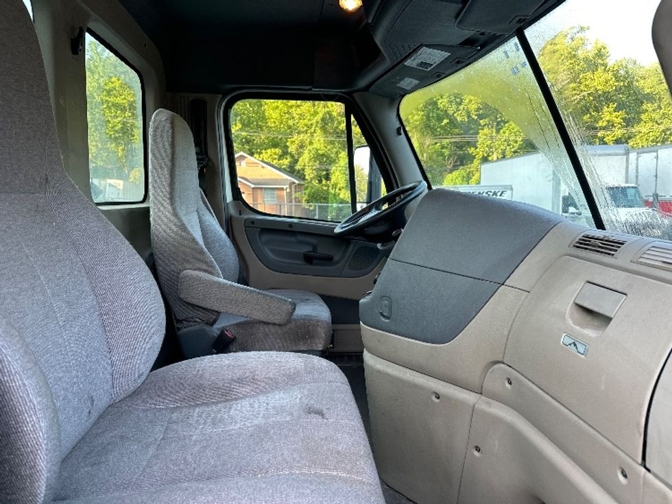 Day Cab Tractor-Heavy Duty Tractors-Freightliner-2019-Cascadia 12564ST-Huntington-WV-616,165\n\t\tmiles-$ 31,500 - Image 14