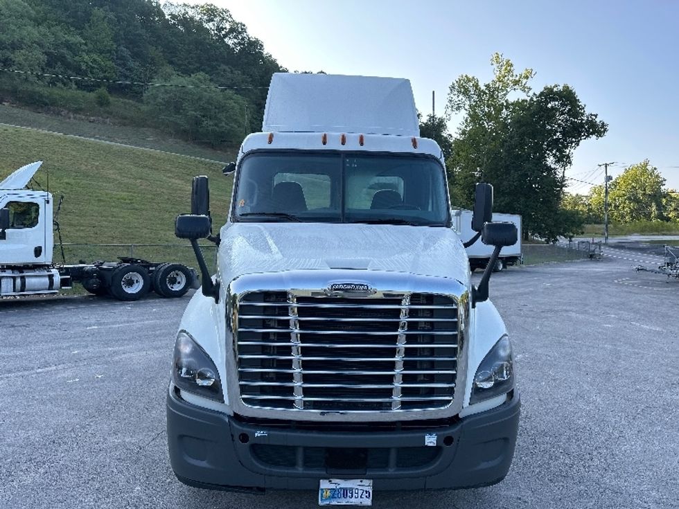 Day Cab Tractor-Heavy Duty Tractors-Freightliner-2019-Cascadia 12564ST-Huntington-WV-616,165\n\t\tmiles-$ 31,500 - Image 2