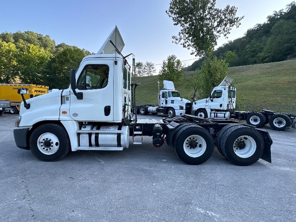 Day Cab Tractor-Heavy Duty Tractors-Freightliner-2019-Cascadia 12564ST-Huntington-WV-616,165\n\t\tmiles-$ 31,500 - Image 4