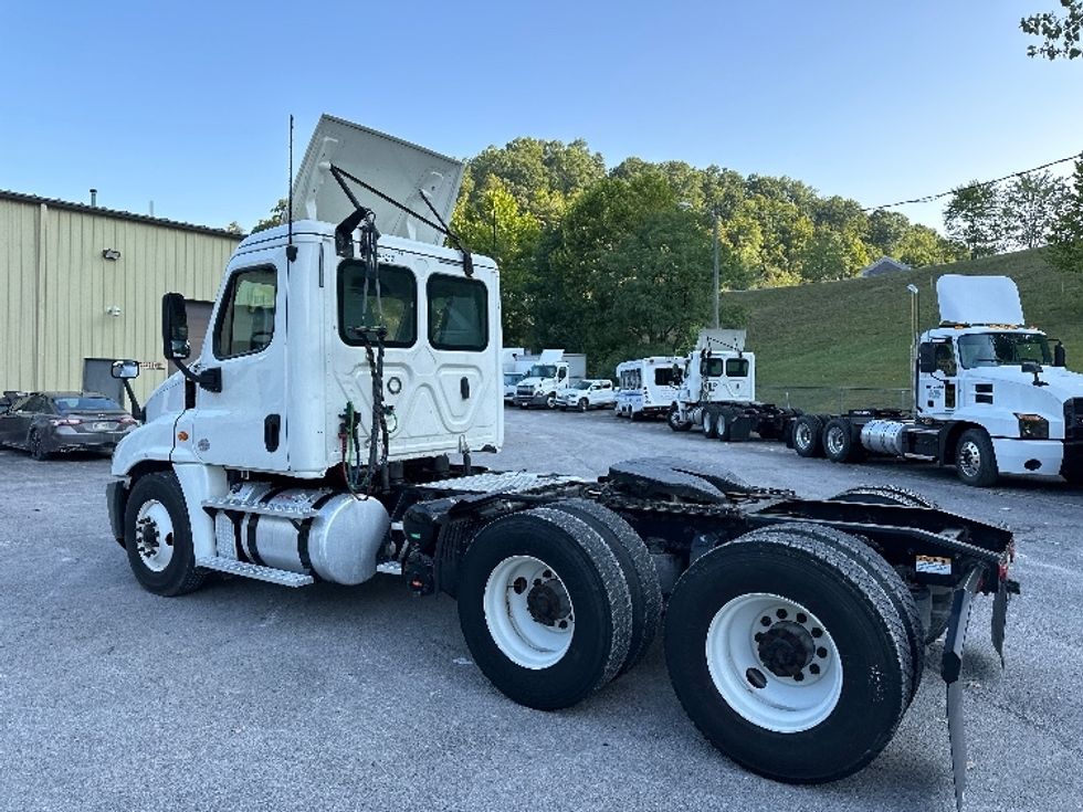 Day Cab Tractor-Heavy Duty Tractors-Freightliner-2019-Cascadia 12564ST-Huntington-WV-616,165\n\t\tmiles-$ 31,500 - Image 5