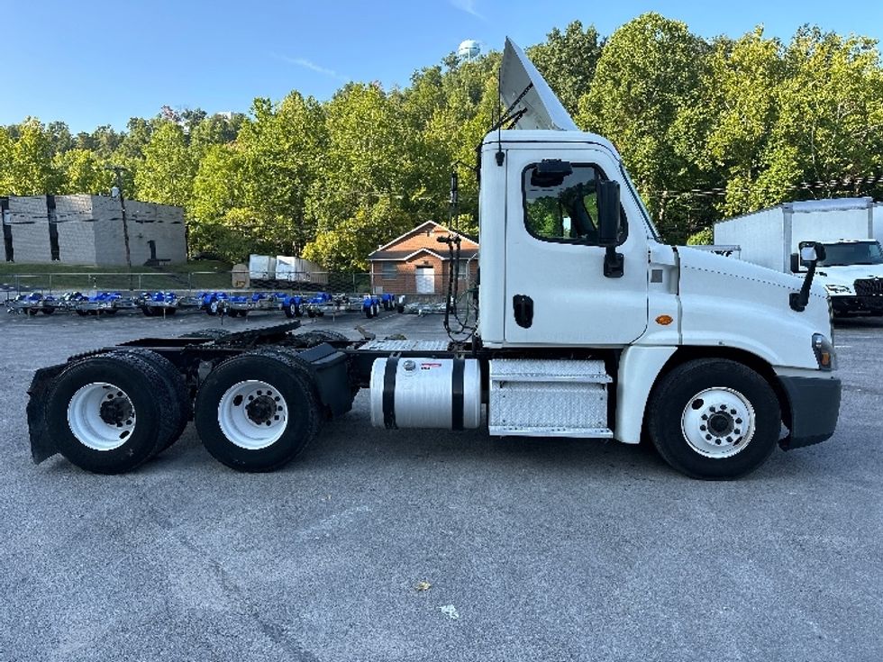 Day Cab Tractor-Heavy Duty Tractors-Freightliner-2019-Cascadia 12564ST-Huntington-WV-616,165\n\t\tmiles-$ 31,500 - Image 8